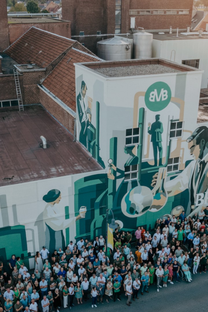Personeel van Brouwerij Martens staat voor de gebouwen van de brouwerij